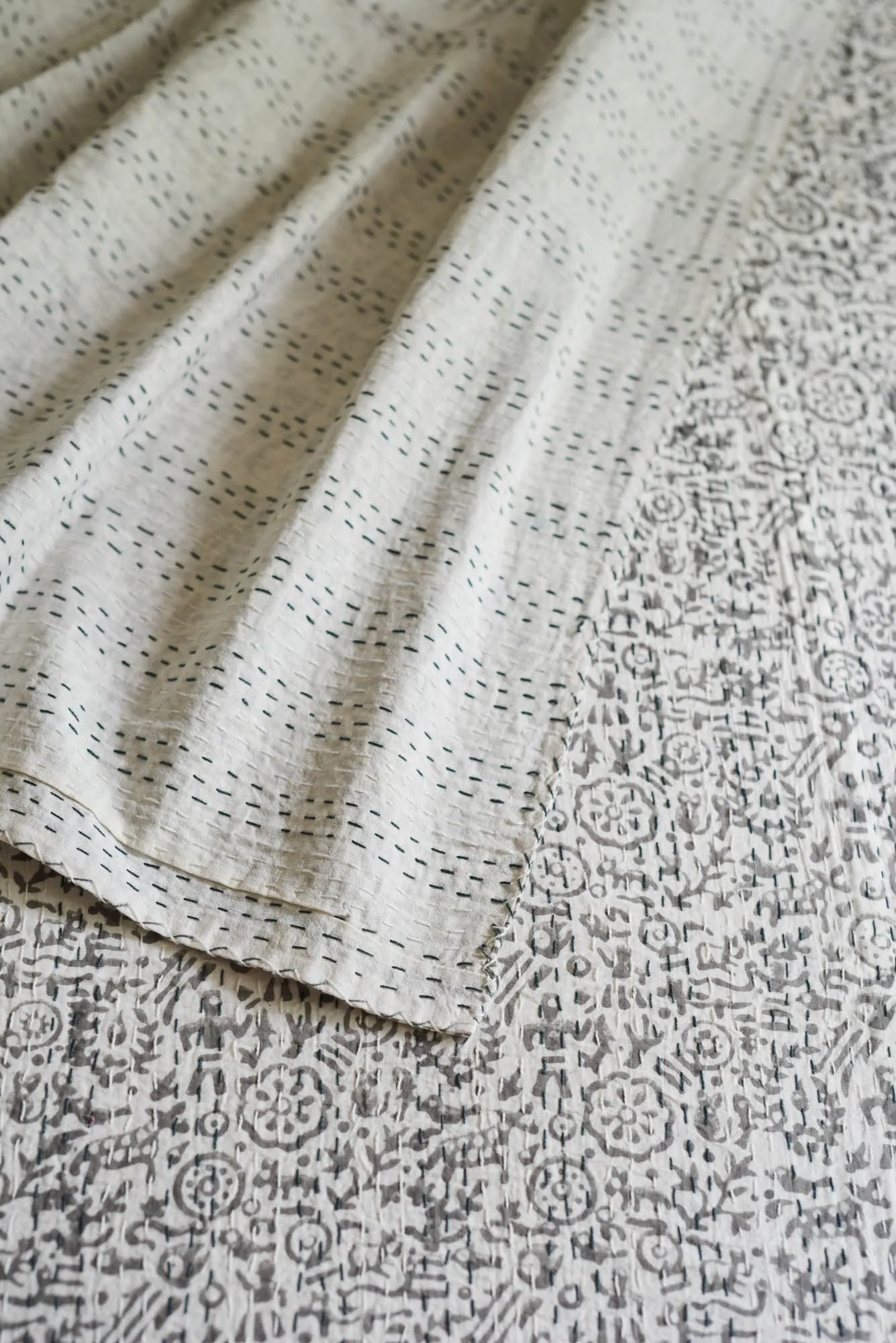 Kantha Quilt Silver Grey Daisy